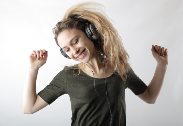 How To Wear Headphone With Long Hair